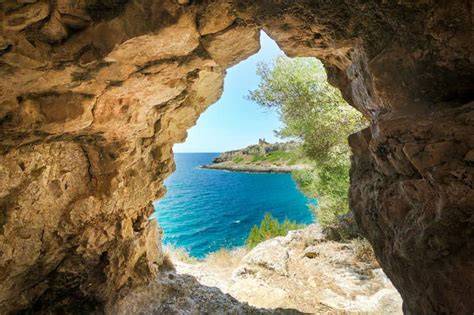 grotta Capelvenere e Cavallo (Salento)