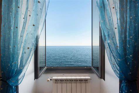 Cabina sommersa e finestra sul mare