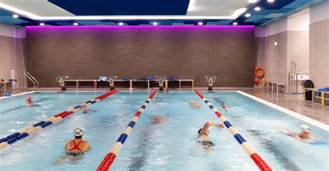 Calendario e atlete in piscina