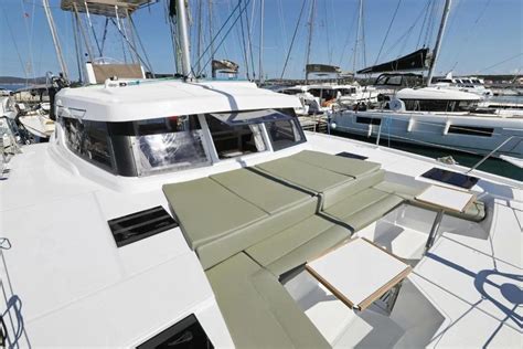 catamarano dettaglio plancia e sedili