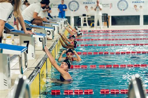 schema di differenze tra nuoto e nuoto pinnato
