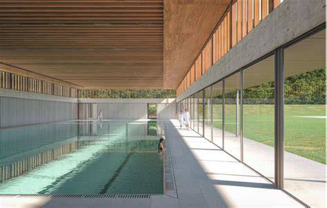 Piscina interna ben mantenuta e aree comuni
