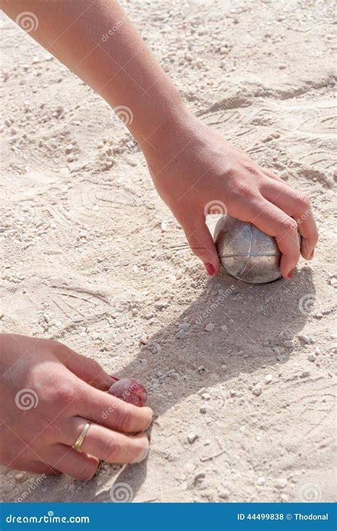 Immagine: mani che prendono pagaie e casco