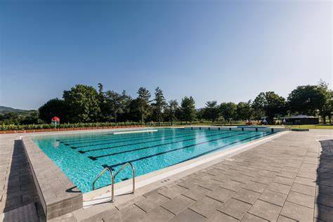Piscina e parco verde esterno con vasca semiolimpionica
