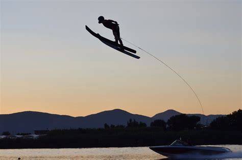 Immagini di wakeboard e sci nautico in acqua