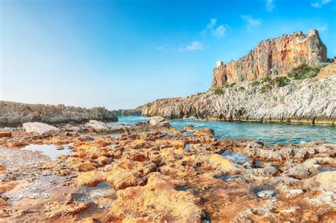 meraviglioso paesaggio marino e strutture sportive