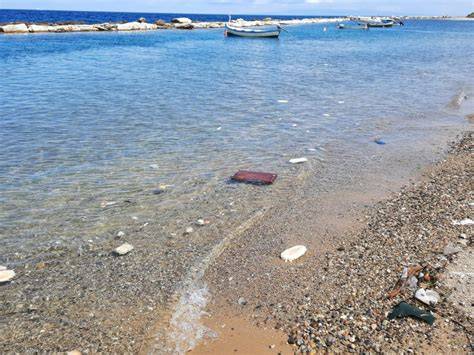 zattera e mare con detriti