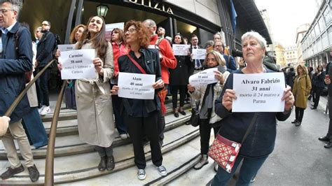 foto di gruppo davanti al tribunale di Genova