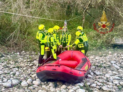 scena di soccorso in acqua durante l’udienza
