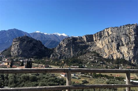 falesie e paesaggi italiani per cliff jumping (infografica panoramica)