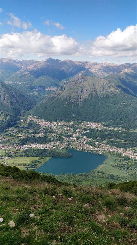 panorama lago di piano con monti galbiga