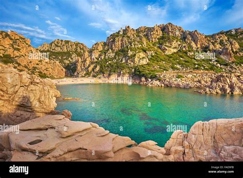 Isola Incoronata e paesaggio roccioso