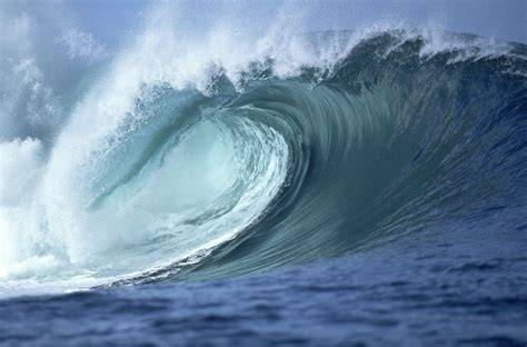veduta mare con onde surfistiche